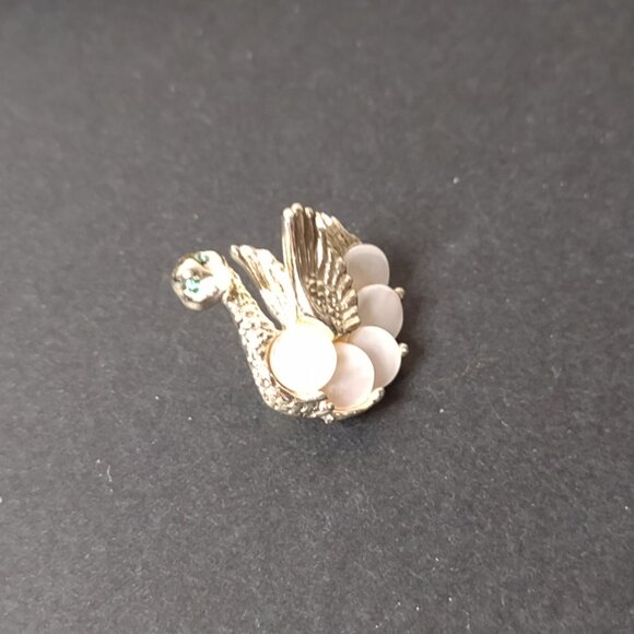 Pretty Little Swan Brooch With Green Eyes - Picture 7 of 8